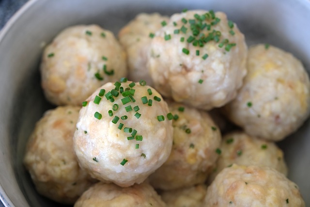 Semmelknödel-boulettes de pain rassis